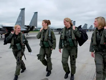 Cuatro mujeres con su uniforme militar Cuatro mujeres con su uniforme militar