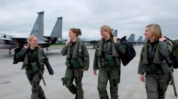 Cuatro mujeres con su uniforme militar