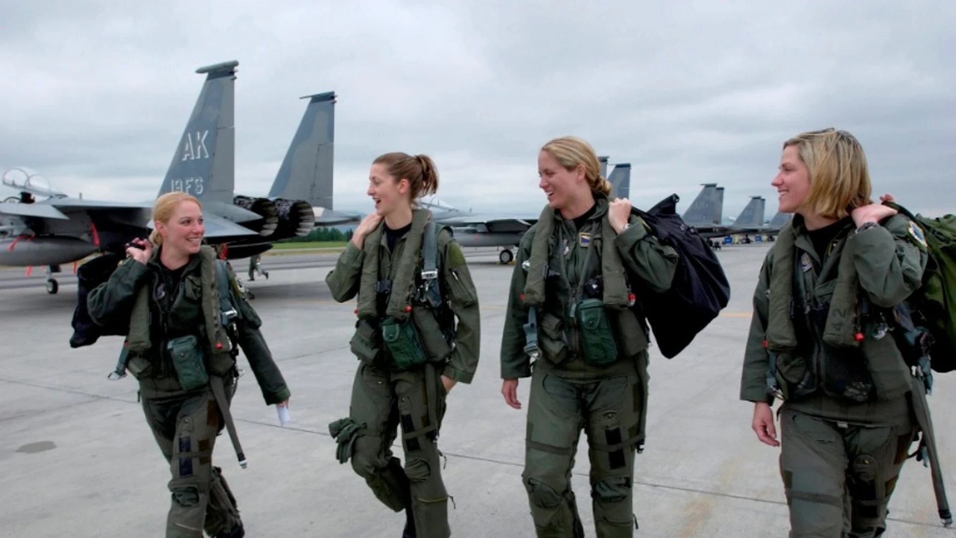 Cuatro mujeres con su uniforme militar Cuatro mujeres con su uniforme militar