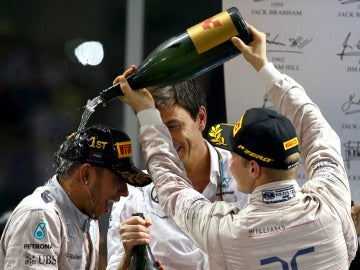 Bottas empapa a Hamilton con champán