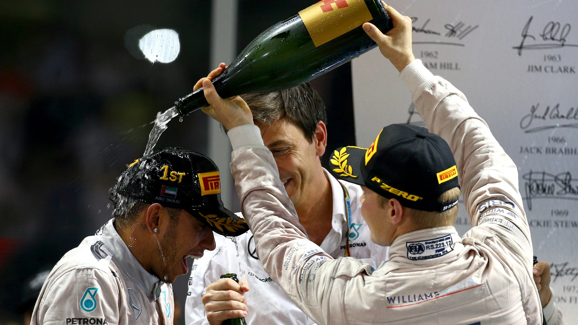 Bottas empapa a Hamilton con champán