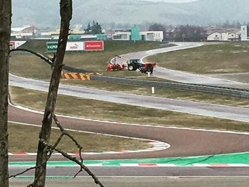El coche de Sebastian Vettel es retirado del circuito de Fiorano