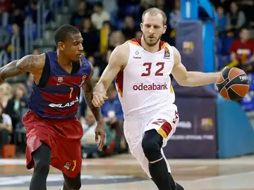 Sinan Guler sube el balón ante la defensa de Xavier Munford Sinan Guler sube el balón ante la defensa de Xavier Munford