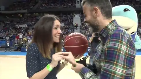 Frame 53.1342 de: Del "anillo y rodilla en tierra" a otra muchas formas de declarar un amor incondicional Frame 53.1342 de: Del "anillo y rodilla en tierra" a otra muchas formas de declarar un amor incondicional