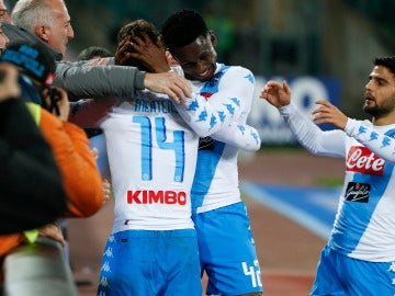 Los jugadores del Nápoles celebran uno de los goles ante el Génova