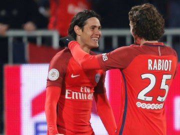 Cavani celebra un gol con Rabiot