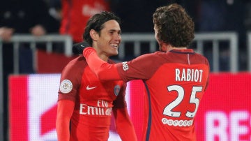 Cavani celebra un gol con Rabiot