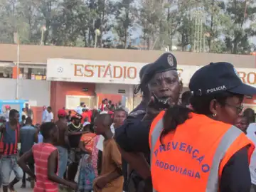 Policía angoleña en las inmediaciones de estadio Policía angoleña en las inmediaciones de estadio