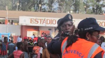 Policía angoleña en las inmediaciones de estadio