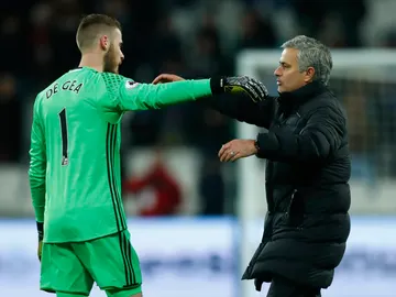 David de Gea se abraza con José Mourinho David de Gea se abraza con José Mourinho