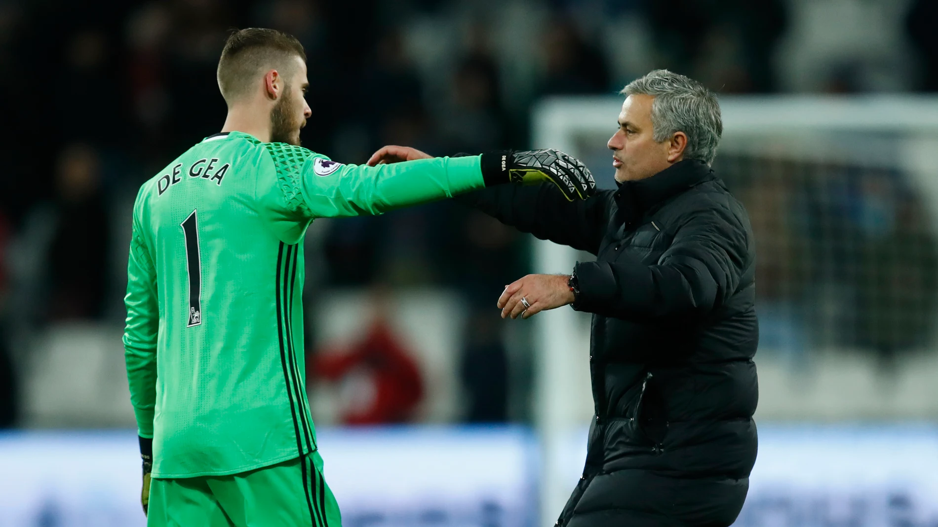 David de Gea se abraza con José Mourinho David de Gea se abraza con José Mourinho