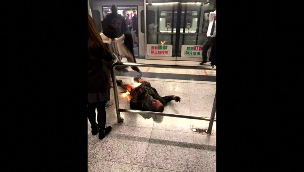 Frame 9.414341 de: Un hombre se quema a lo bonzo e hiere a diez personas en el metro de Hong Kong