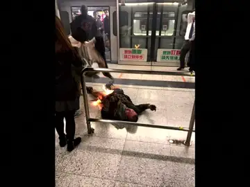Frame 9.414341 de: Un hombre se quema a lo bonzo e hiere a diez personas en el metro de Hong Kong Frame 9.414341 de: Un hombre se quema a lo bonzo e hiere a diez personas en el metro de Hong Kong