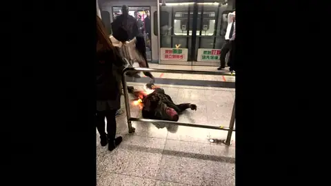 Frame 9.414341 de: Un hombre se quema a lo bonzo e hiere a diez personas en el metro de Hong Kong Frame 9.414341 de: Un hombre se quema a lo bonzo e hiere a diez personas en el metro de Hong Kong