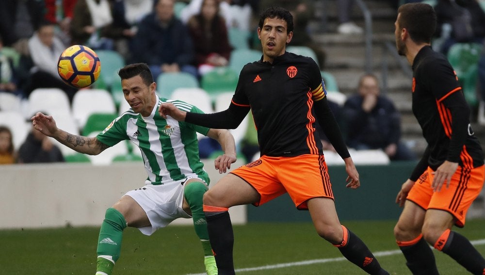 Rubén Castro y Parejo disputan el balón