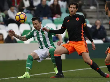 Rubén Castro y Parejo disputan el balón Rubén Castro y Parejo disputan el balón