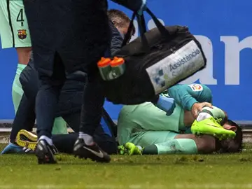 Aleix Vidal, siendo atendido por las asistencias médicas Aleix Vidal, siendo atendido por las asistencias médicas