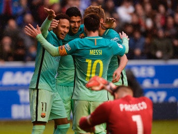 Los jugadores del Barcelona celebran uno de sus goles contra el Alavés