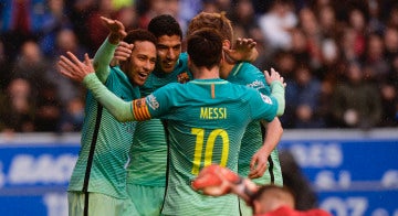 Los jugadores del Barcelona celebran uno de sus goles contra el Alavés
