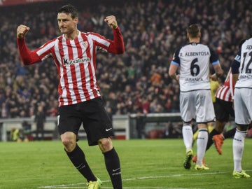 Aduriz celebra un gol con el Athletic