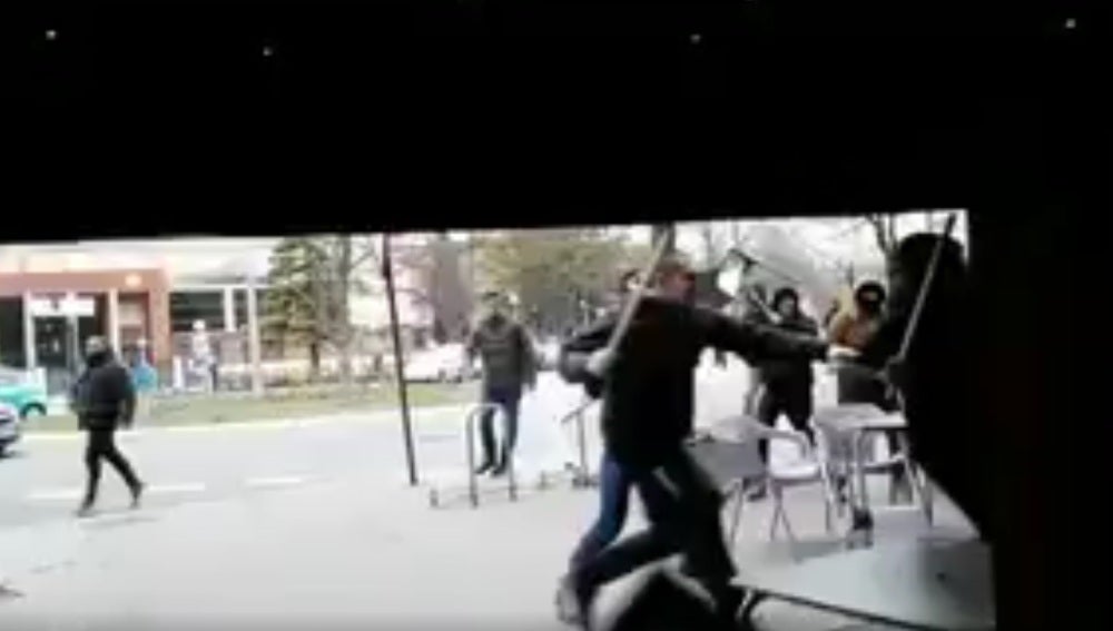 Vergonzosa pelea entre hinchas del Alavés y Barcelona