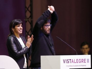 La coordinadora general de Podemos en Andalucía, Teresa Rodríguez (i), y el eurodiputado de Podemos Miguel Urbán de Anticapitalistas