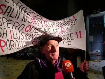 Un simpatizante de Podemos piden la paz entre Iglesias y Errejón en Vistalegre II Un simpatizante de Podemos piden la paz entre Iglesias y Errejón en Vistalegre II