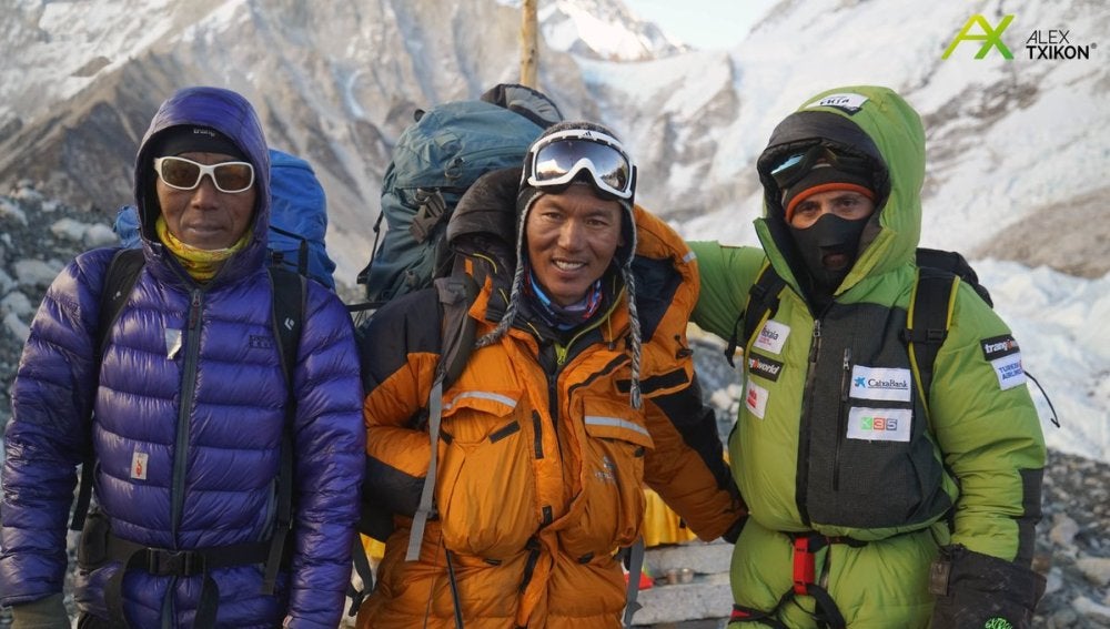 Alex Txikon, junto a sus sherpas en el campamento 2