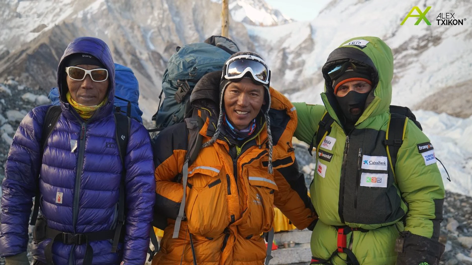 Alex Txikon, junto a sus sherpas en el campamento 2 Alex Txikon, junto a sus sherpas en el campamento 2