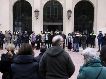 Vecinos de Xàtiva (Valencia) guardan un minuto de silencio en memoria de la mujer de 75 años que fue hallada muerta en dicha localidad Vecinos de Xàtiva (Valencia) guardan un minuto de silencio en memoria de la mujer de 75 años que fue hallada muerta en dicha localidad