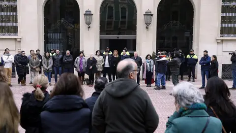 Vecinos de Xàtiva (Valencia) guardan un minuto de silencio en memoria de la mujer de 75 años que fue hallada muerta en dicha localidad Vecinos de Xàtiva (Valencia) guardan un minuto de silencio en memoria de la mujer de 75 años que fue hallada muerta en dicha localidad