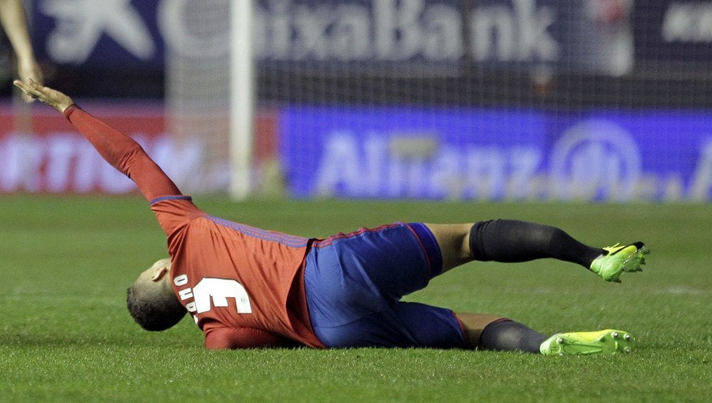 Tano, después de lesionarse en la pierna derecha