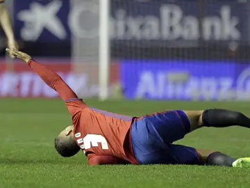 Tano, después de lesionarse en la pierna derecha Tano, después de lesionarse en la pierna derecha