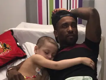 Defoe, junto a Bradley, que sufre neuroblastoma Defoe, junto a Bradley, que sufre neuroblastoma