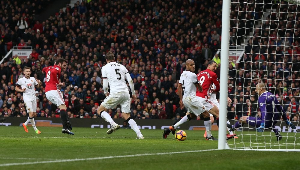 Juan Mata anotando un gol con el United