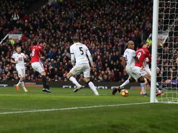 Juan Mata anotando un gol con el United