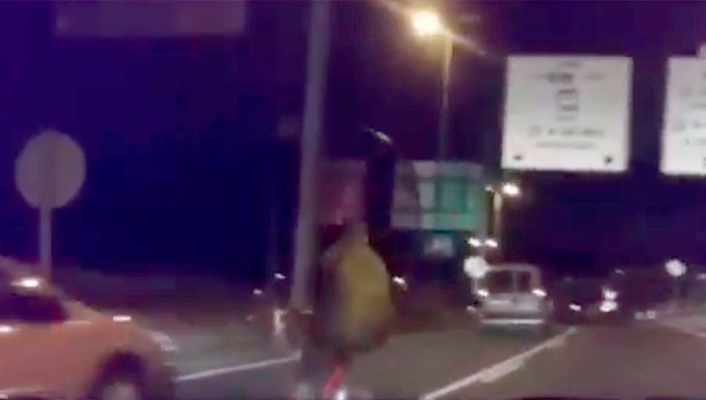 Un ciclista conduce ebrio en Santiago