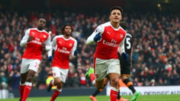 Alexis celebra un gol con el Arsenal