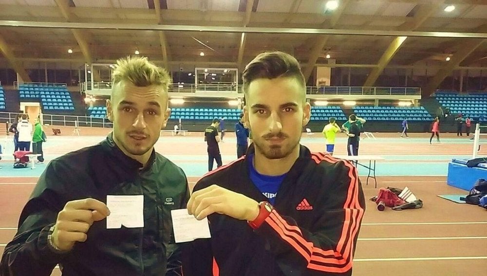 Dos atletas enseñan las facturas de sus accesos a la pista de atletismo