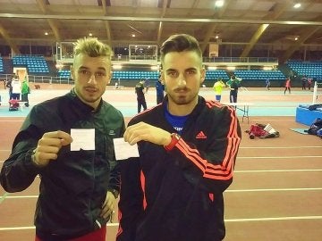 Dos atletas enseñan las facturas de sus accesos a la pista de atletismo