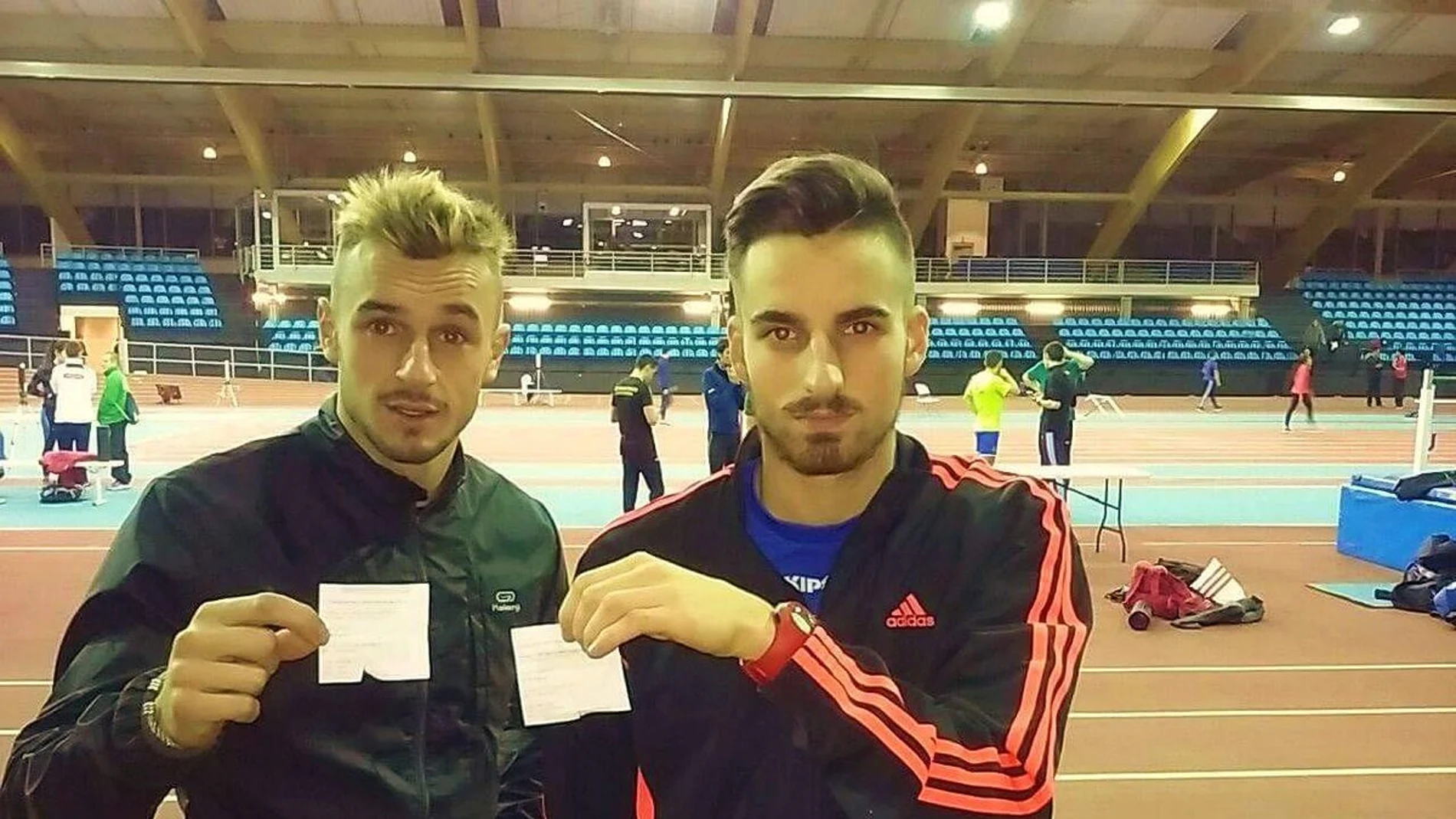 Dos atletas enseñan las facturas de sus accesos a la pista de atletismo Dos atletas enseñan las facturas de sus accesos a la pista de atletismo