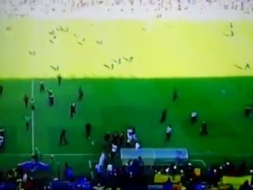 Aficionados invaden el campo al final de un partido