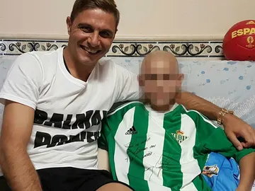 El jugador del Betis Joaquín posó con José Antonio Garrido para ayudar a sus padres El jugador del Betis Joaquín posó con José Antonio Garrido para ayudar a sus padres