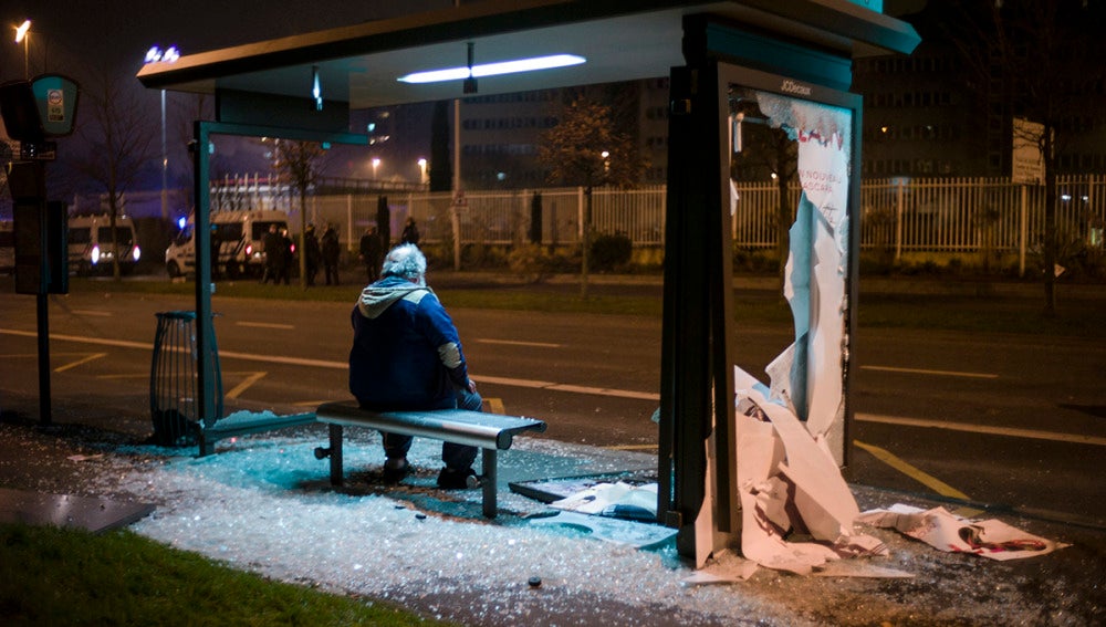 Destrozan una marquesina en París