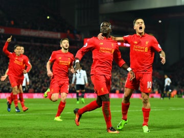 Mané celebra un gol con el Liverpool