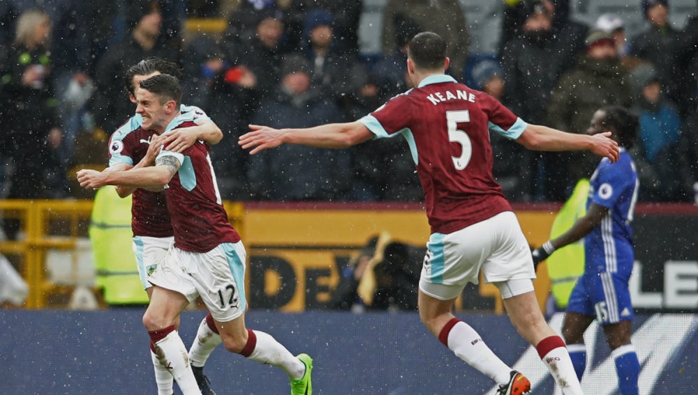 El Burnley celebra un gol ante el Chelsea