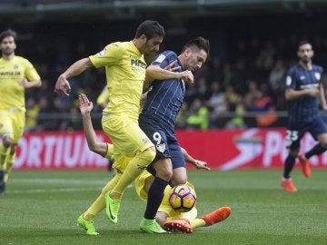 Charles y José Ángel pelean por el balón durante el Villarreal - Málaga