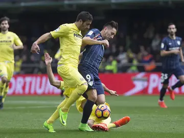 Charles y José Ángel pelean por el balón durante el Villarreal - Málaga Charles y José Ángel pelean por el balón durante el Villarreal - Málaga