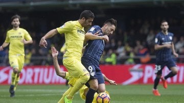 Charles y José Ángel pelean por el balón durante el Villarreal - Málaga