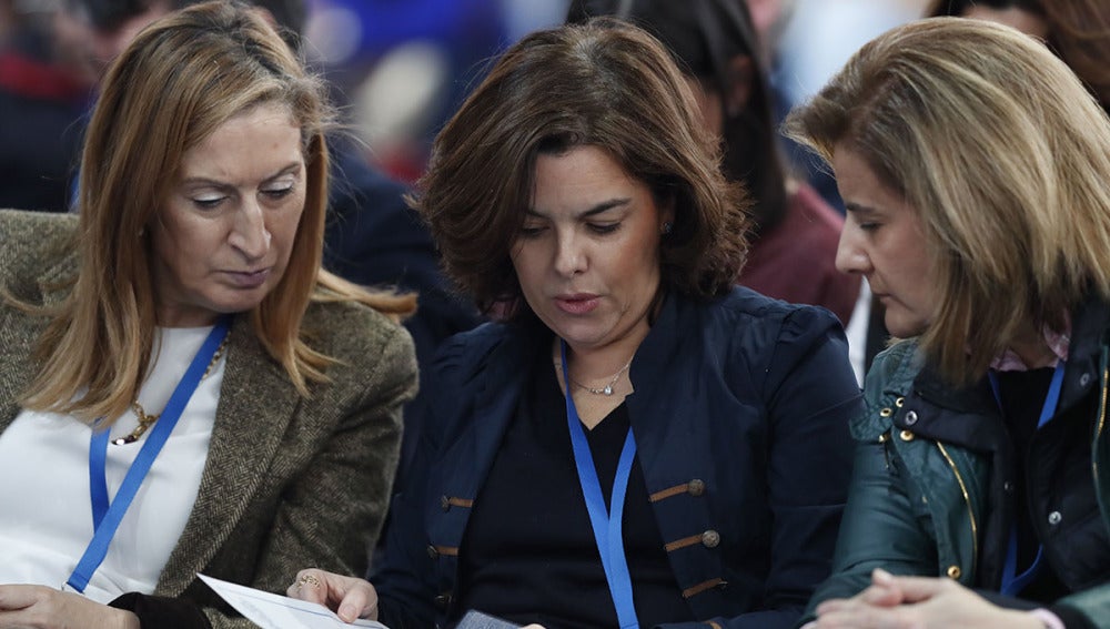 Ana Pastor, Sáenz de Santamaría y Fátima Báñez